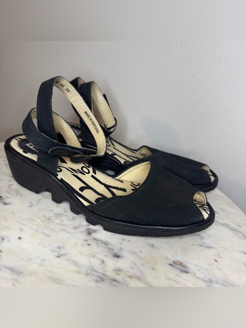 Fly London Sandals Size 38 black Leather
Comfort shoes